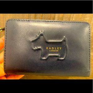 Medium zip-top leather wallet